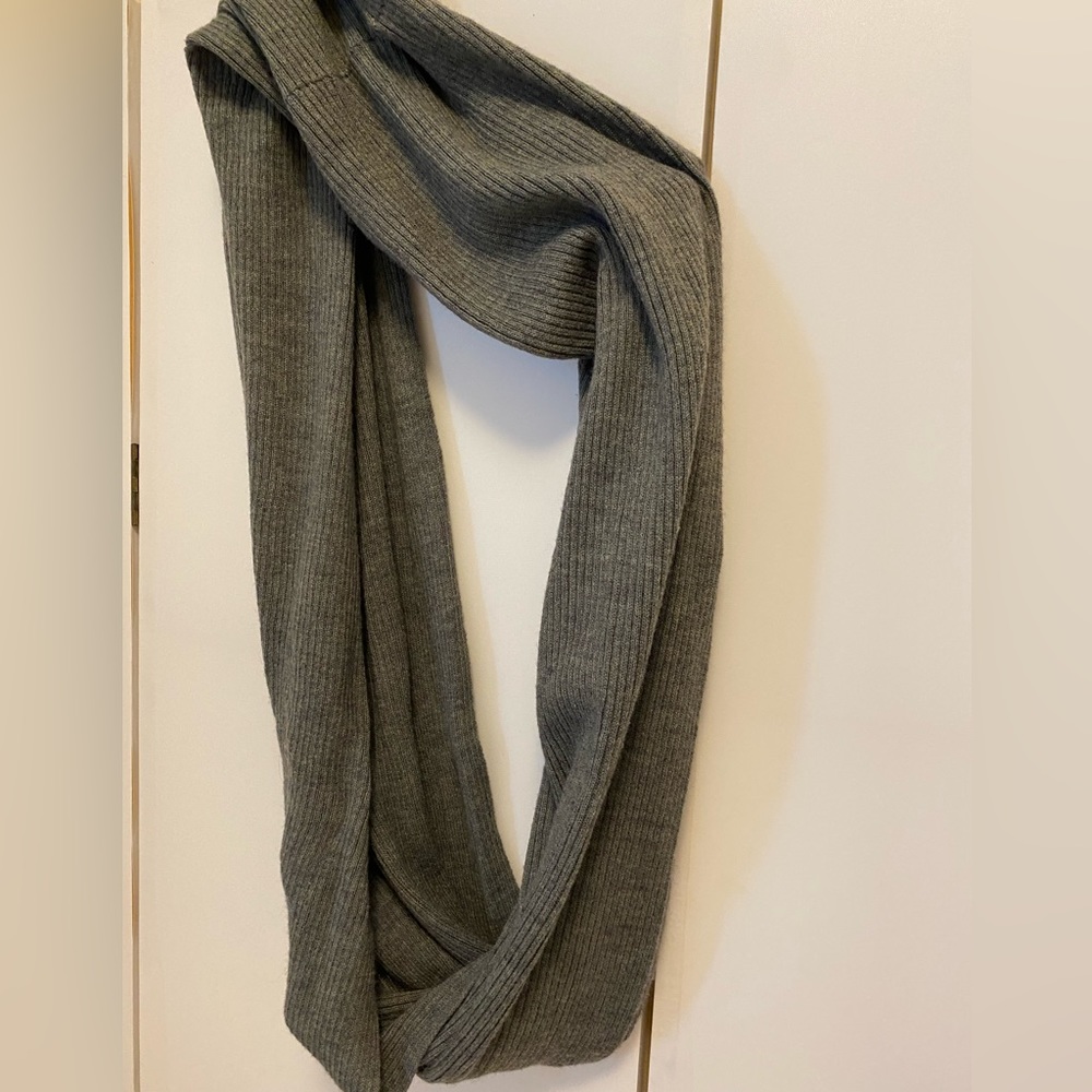 H&M Infinity Gray Scarf 🧣 Soft, Stretchable, and Warm in Ribbed Patterns🧣 - Picture 11 of 11